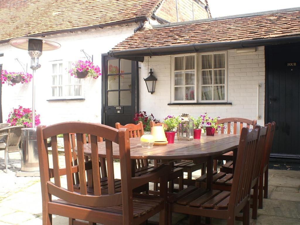 The Saracens Head Inn Amersham Exterior photo